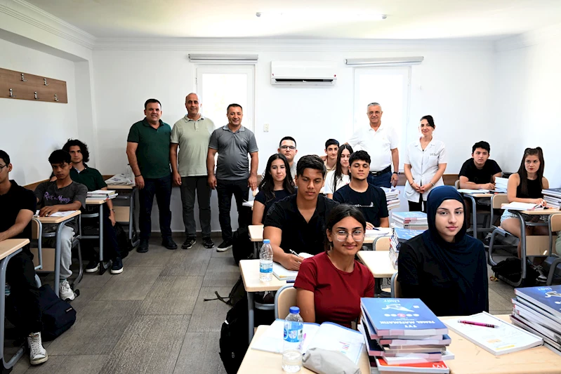 Kurs öğrencilerine ücretsiz kitapları dağıtıldı