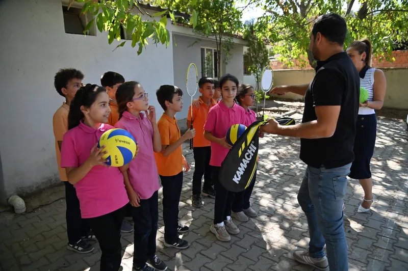 Belediye’den Öğrencilere Spor Malzemesi Desteği