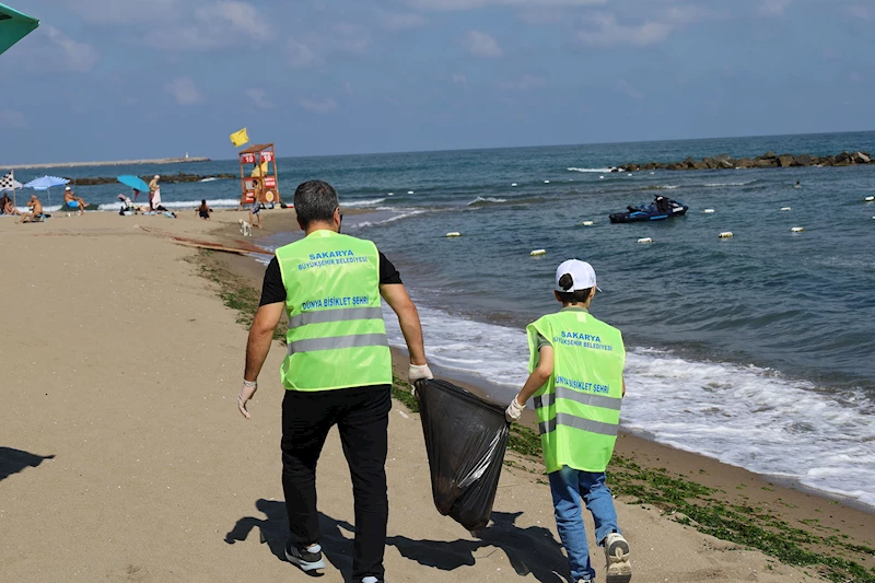 İsveç’te başlayan ‘plogging’ akımı Karasu Sahili’ne ulaştı: Elde poşetlerle baştan sona kadar…