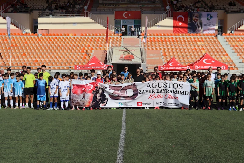 İZMİT’TE ZAFER BAYRAMI FUTBOL COŞKUSU YAŞANDI